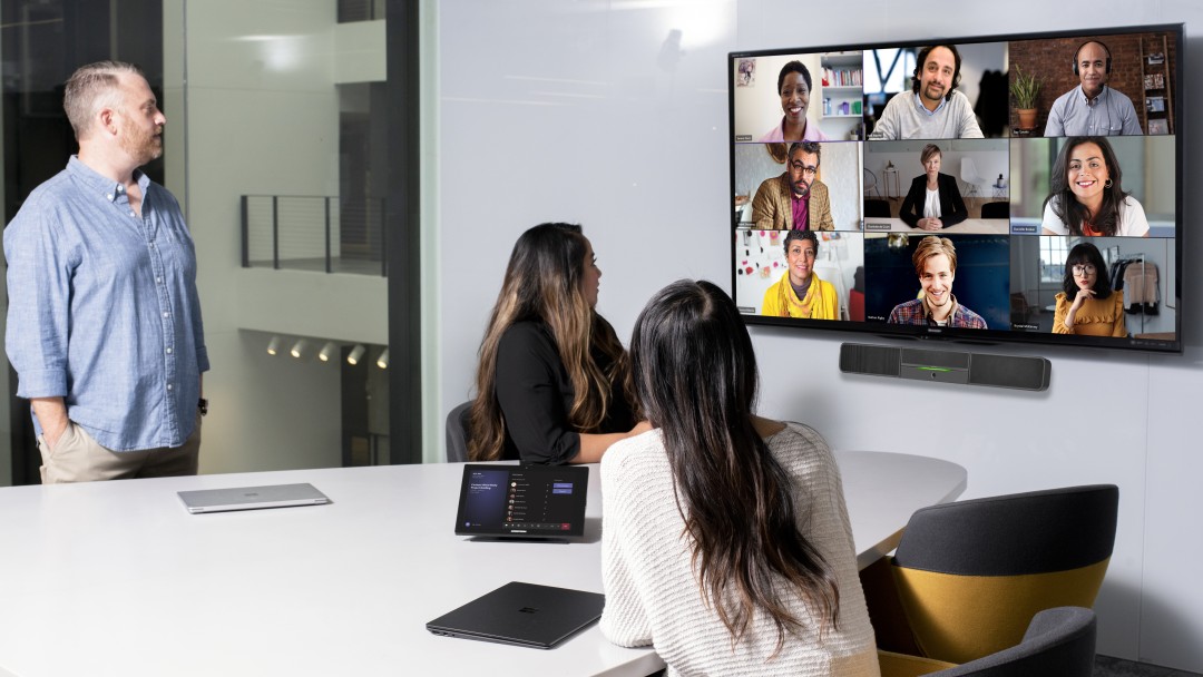 personas en una sala virtual de reuniones