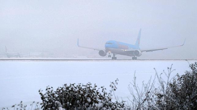 Cancelan miles de vuelos por tormenta de nieve en EE.UU.