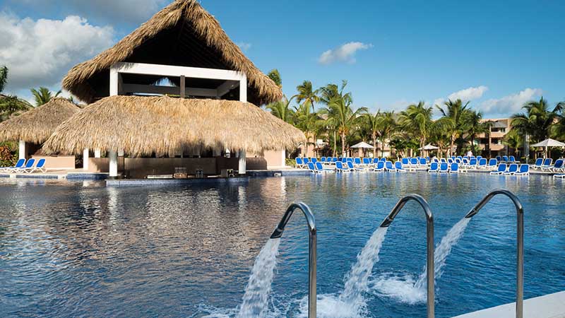 Danilo Medina coloca primera piedra de hotel en Punta Cana