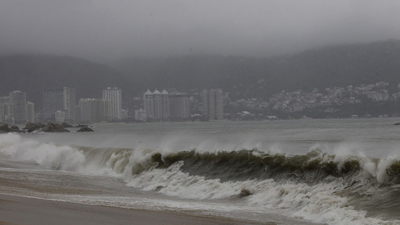 Acapulco cierra puerto por onda tropical número 30