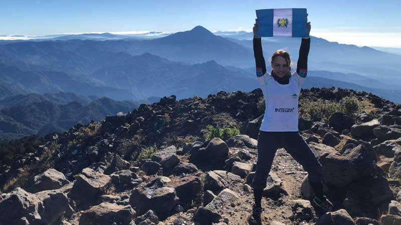 Montañista guatemalteca escala los 37 volcanes de su país