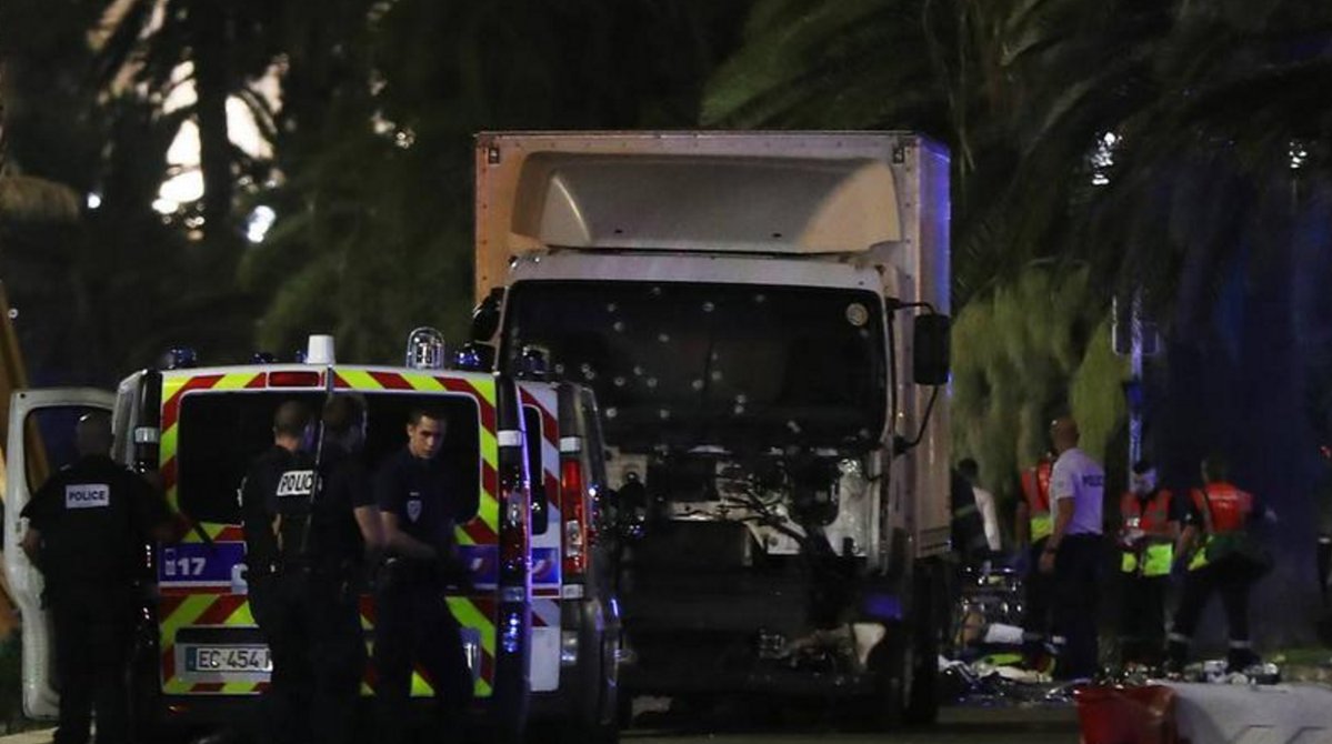 Nuevo atentado en Francia: camión se estrella contra una multitud provocando la muerte a decenas personas
