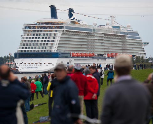 Barco de cruceros Celebrity Reflection sale de los astilleros en Alemania