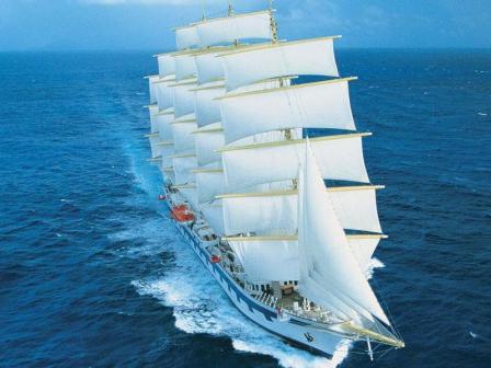 Crucero de vela más grande del mundo atracado en el Puerto de Motril  