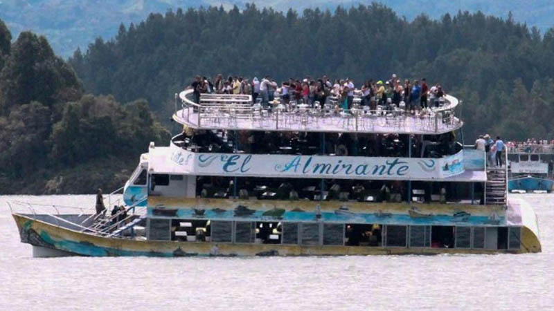 En Colombia hundimiento de un barco que transportaba turistas deja 6 muertos