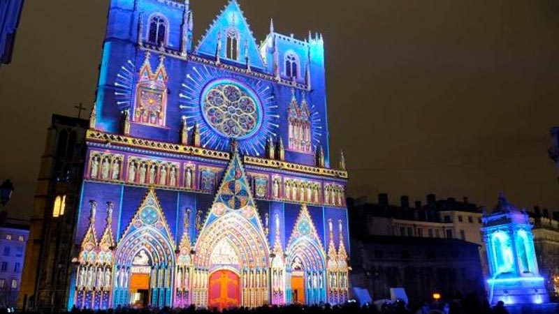 Quito se pinta con luces de colores