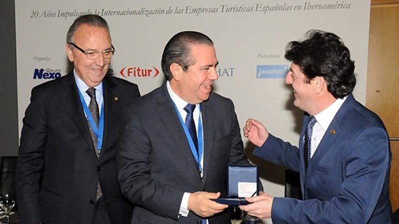 Ministro de Turismo de RD recibe medalla en España