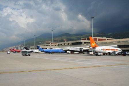 Fortalecen controles en principal aeropuerto de Venezuela 