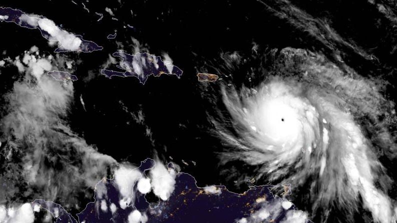 Huracán María sale de Puerto Rico y se reduce a categoría 3 