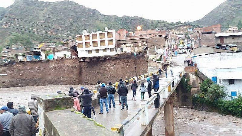 Un hotel se desploma en un río tras lluvias e inundaciones en sierra de Perú