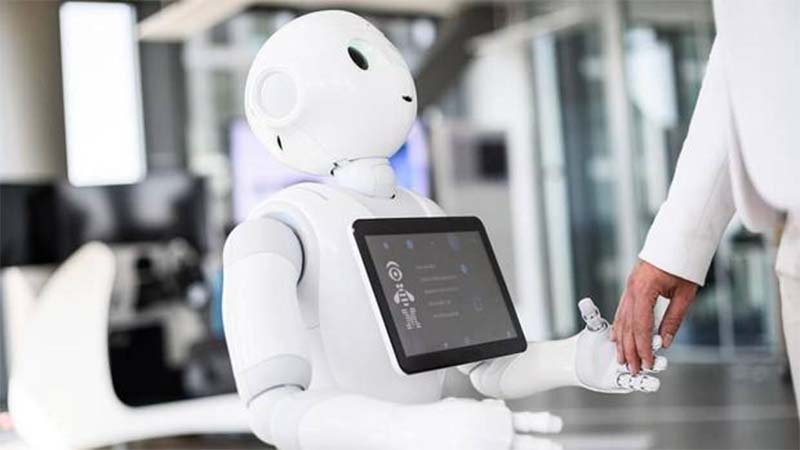 Robots en aeropuertos ayudarán a viajeros