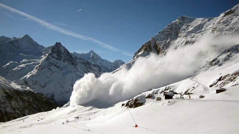 Suiza protege turistas de riesgo de avalancha