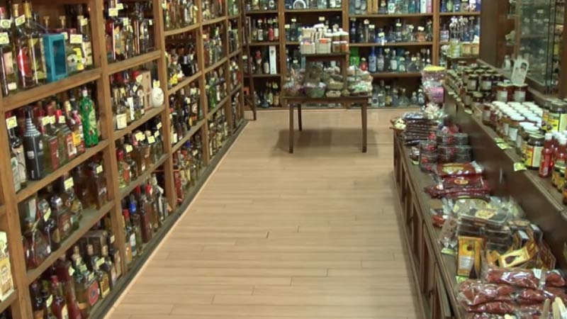 Tienda en México ofrece al turista casi dos mil botellas diferentes de tequilas