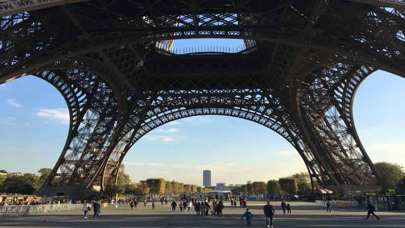 Conflicto laboral deja a turistas sin subir a la Torre Eiffel 