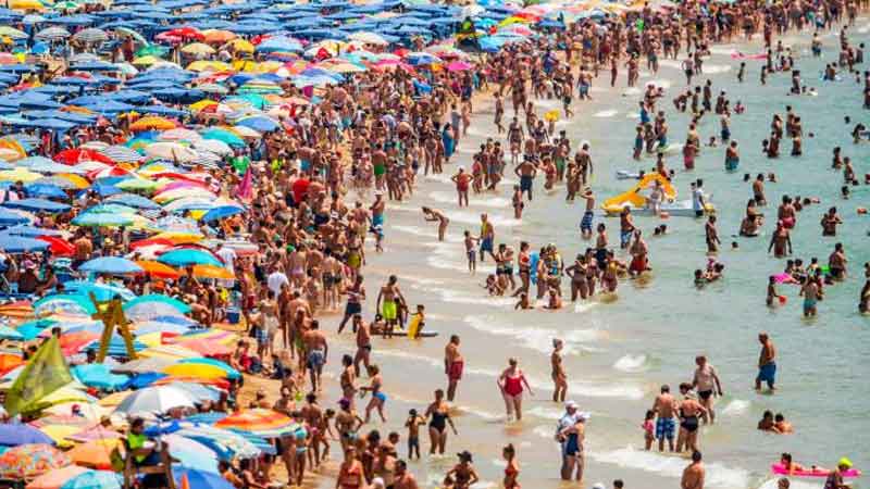 España supera su récord de turismo con 81 millones de visitas