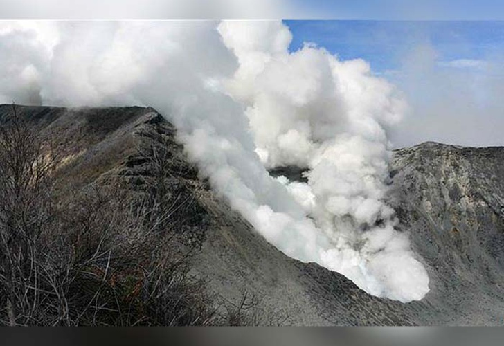 Costa Rica en alerta por dos volcanes en erupción