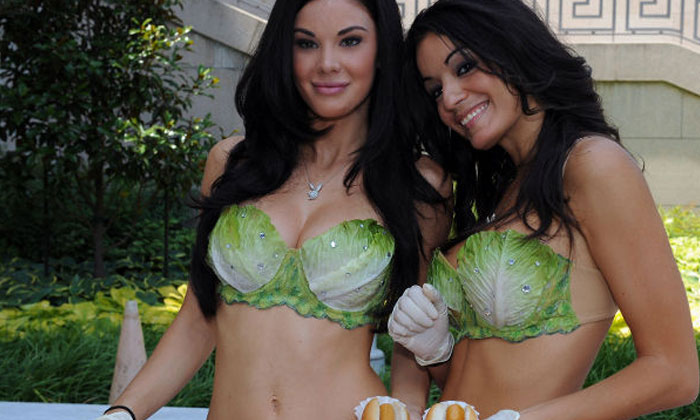Embajadoras veganas de PETA visitarán Cuba en bikinis de lechuga