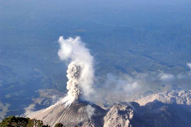 Volcán Santiaguito de Guatemala explosiona