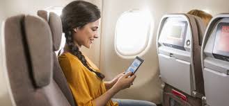 Uno de cada tres españoles viola la prohibicion de conectarse a Internet en aviones