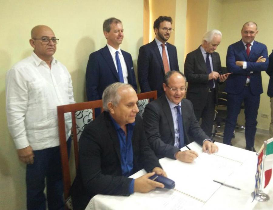 Firma de contrato T.O.M.A para construcción de hotel en Cuba