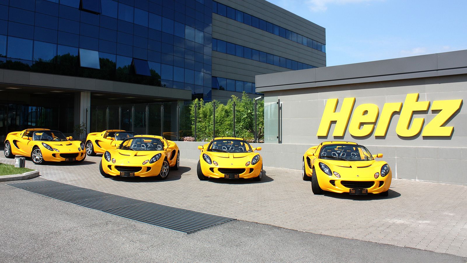 Hertz autos amarillos