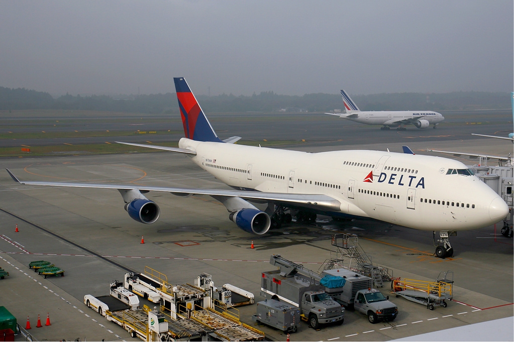 avión de Delta en la pista