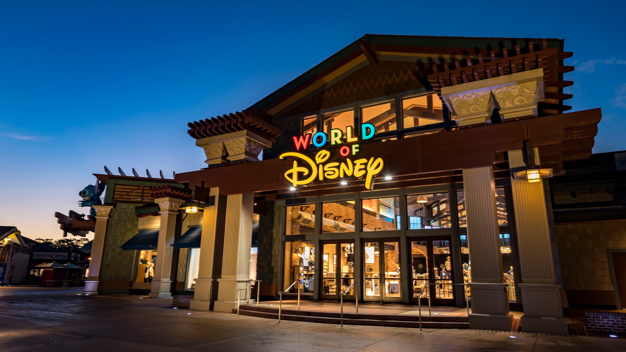 tienda de World of Disney vista de noche