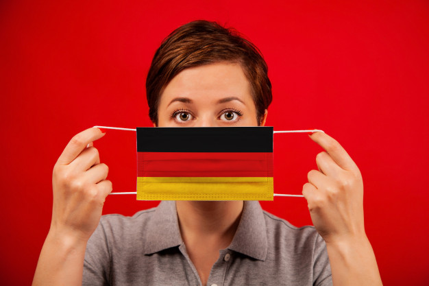 mujer mascarilla bandera alemana