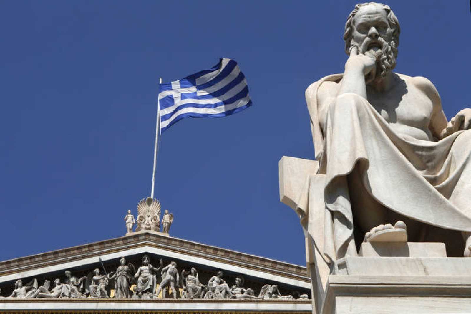 bandera griega y estatua