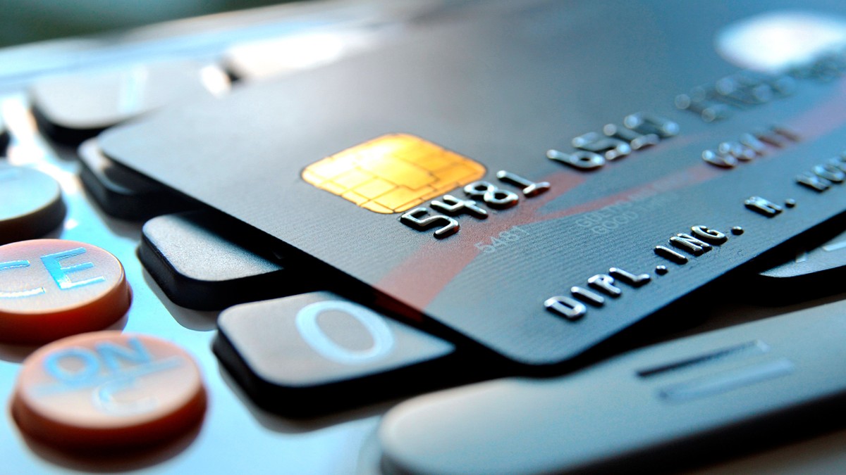 tarjeta de crédito y aptop