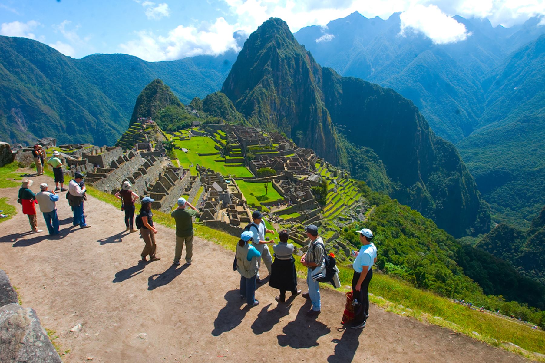 viajeros visitando el Machu Picchu