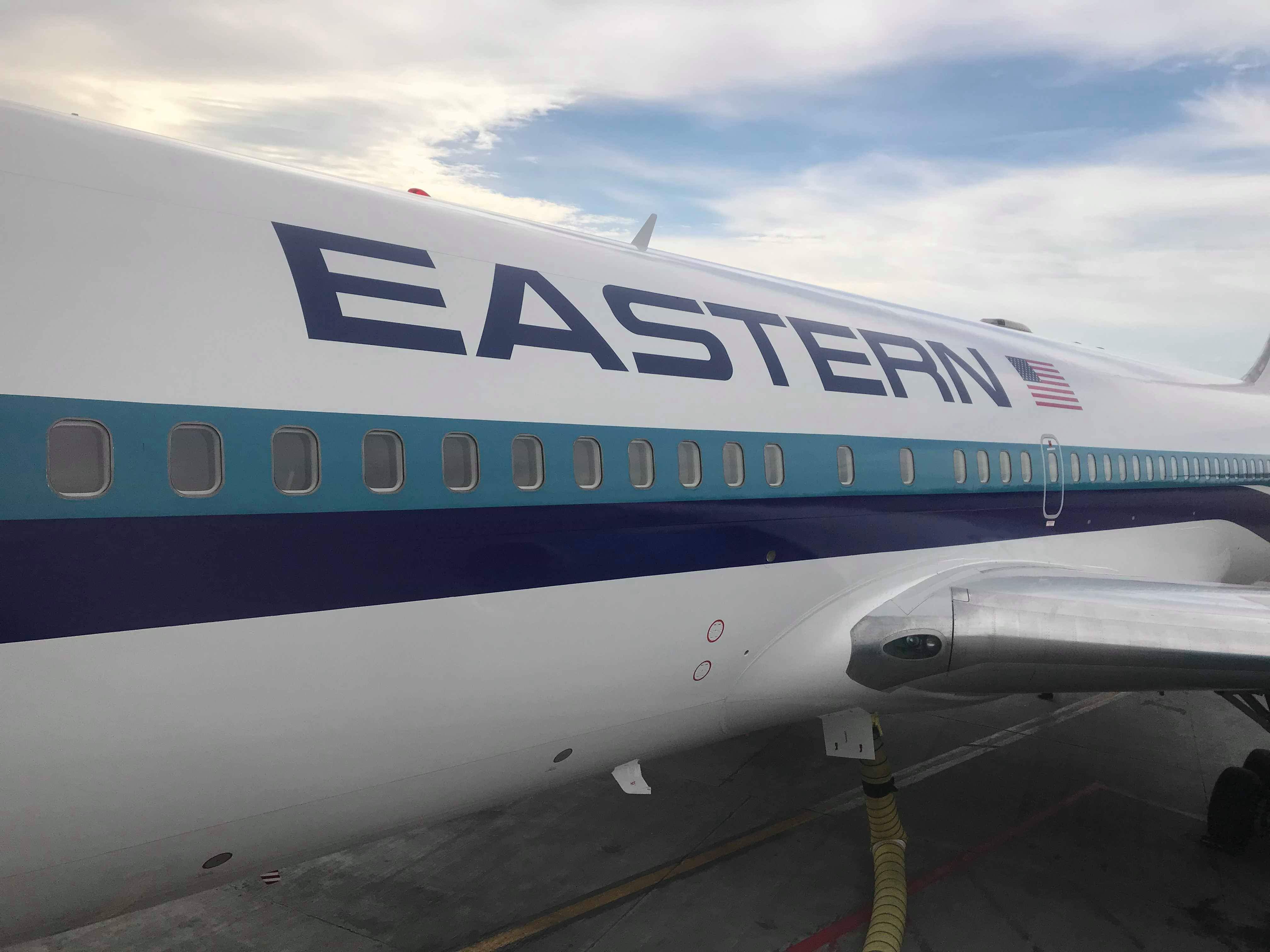 avión de Eastern Airlines en la pista