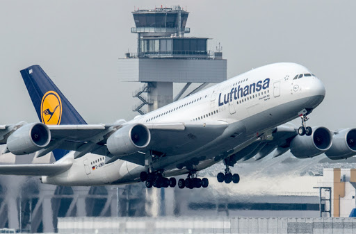 avión de Lufthansa despegando