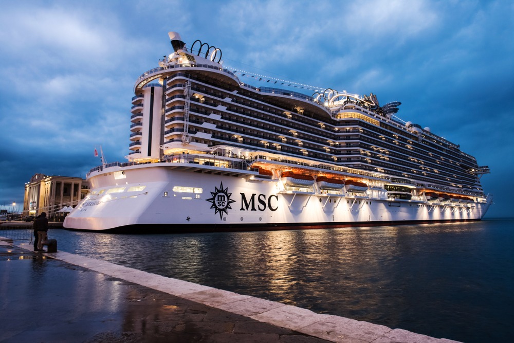 barco de MSC Cruises en puerto