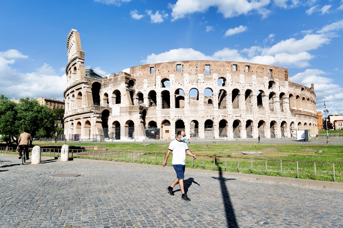 turista pasea por el Coliseo de Roma