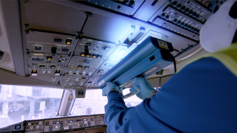 limpieza de avión de United Airlines con tecnología UV C