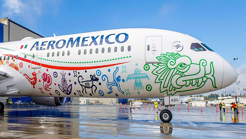 avión pimtado de Aeroméxico en la pista