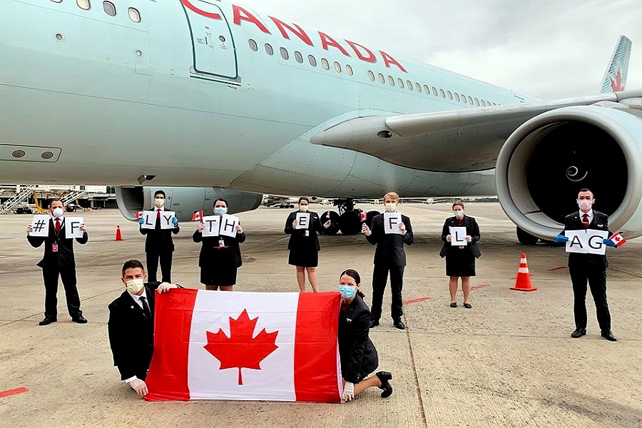 tripulación de Air Canada junto a un avión