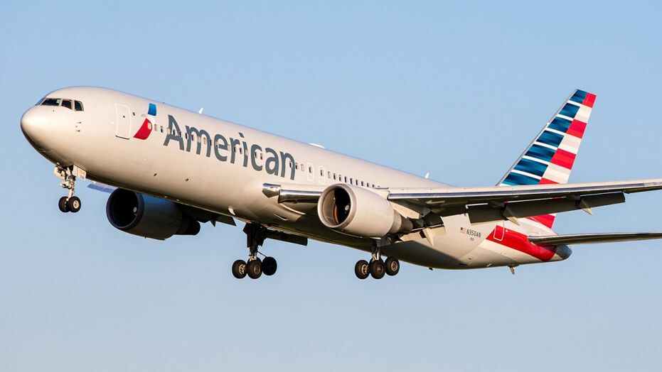 avión de American Airlines despegando