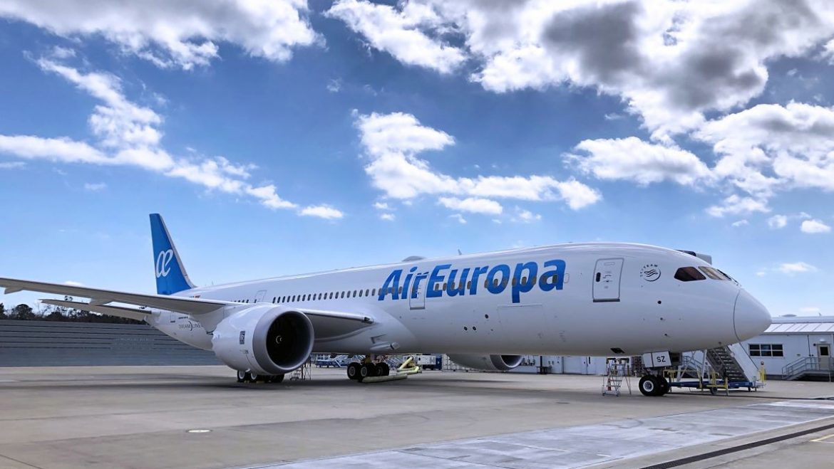 avión de Air Europa en la pista