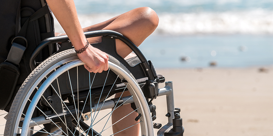 silla de ruedas en una playa