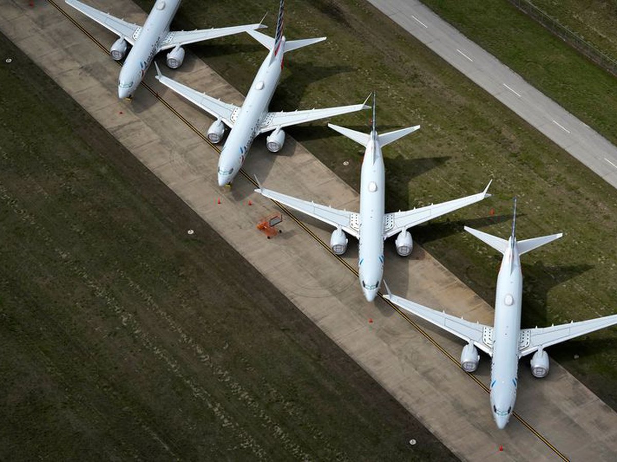 cuatro aviones en una pista vistos desde arriba