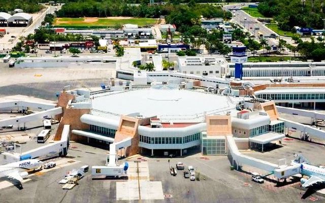 aeropuerto de Cancún visto desde el aire