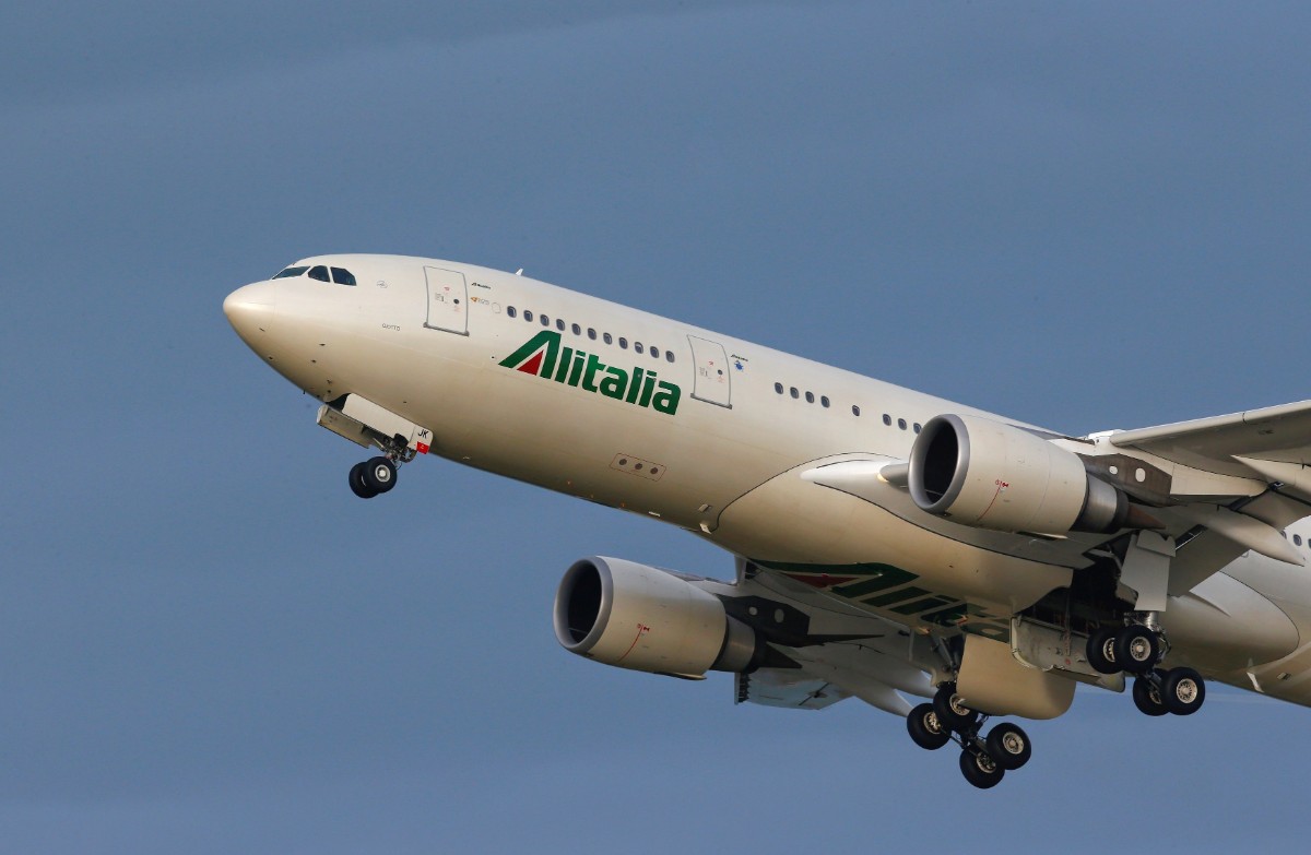 avión de Alitalia en el aire