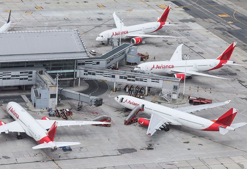 aviones de Avianca en un aeropuerto