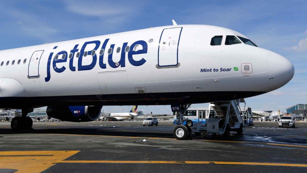 avión de JetBlue en la pista