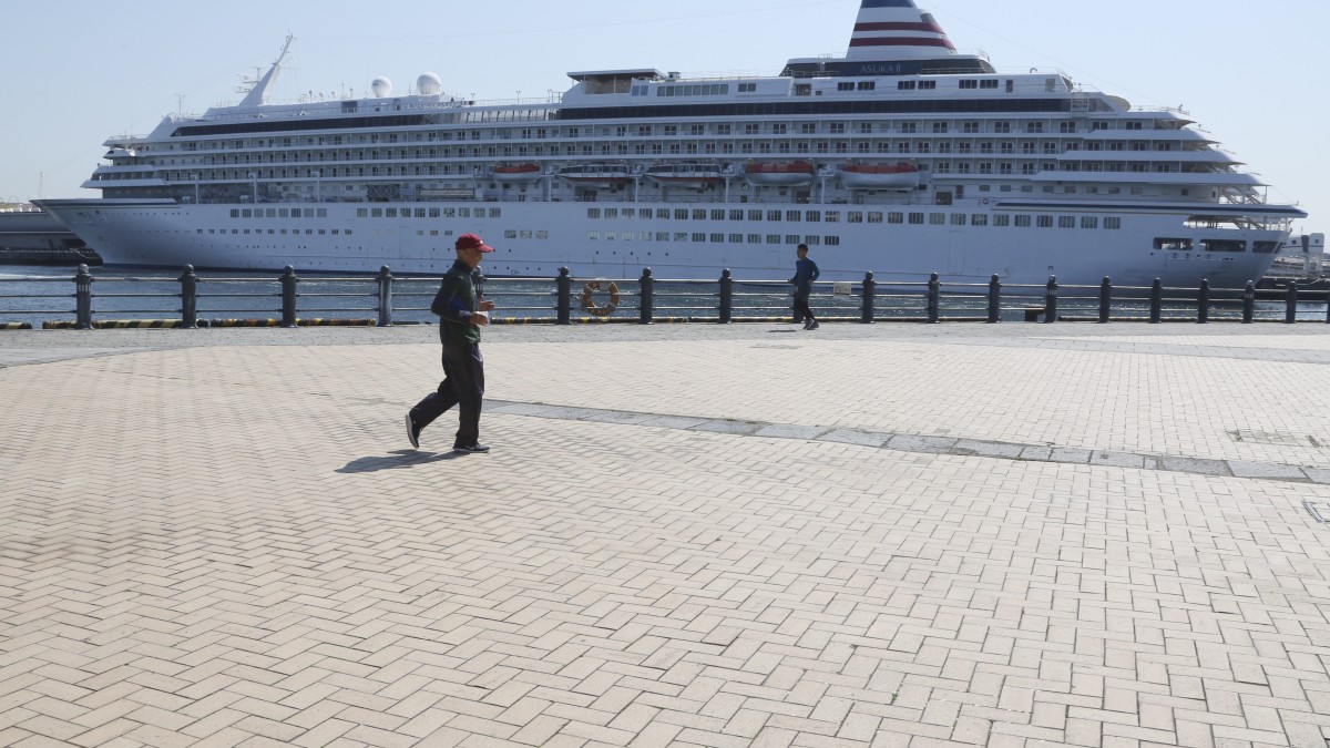 hombre caminando por una terminal de cruceros