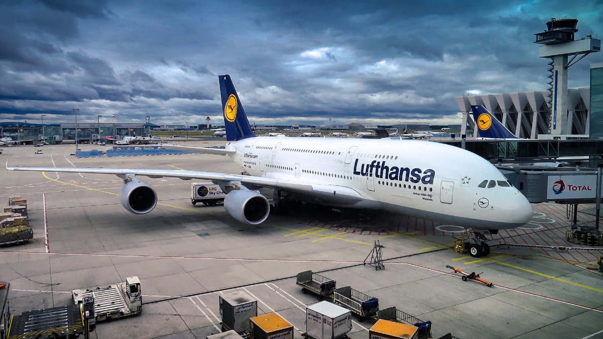 avión de Lufthansa en la pista