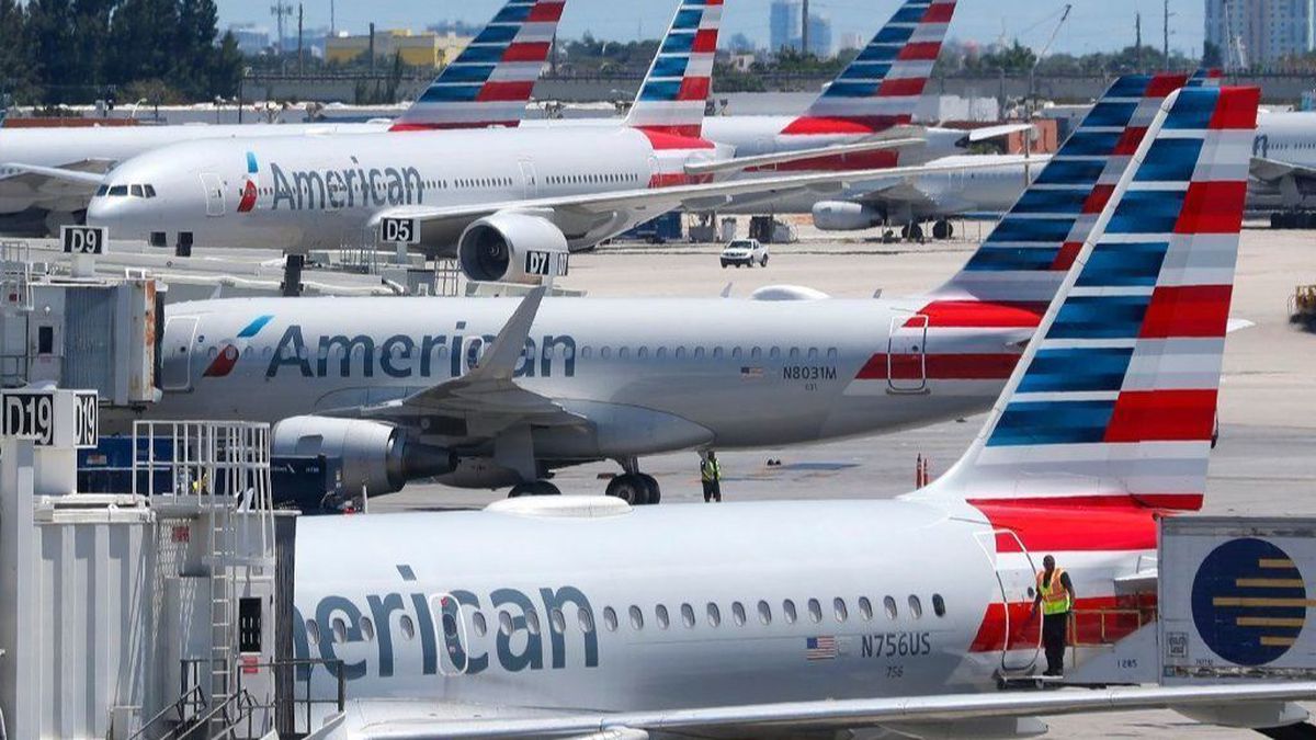 aviones de American Airlines en la pista
