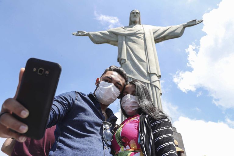 pareja de turistas frente al Cristo de Rio de Janeiro